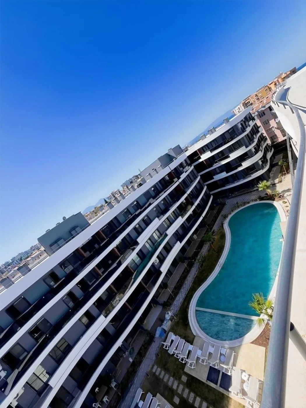 KUŞADASI MERKEZDE D.GAZLI YENİ SİTEDE SATILIK 2+1 DAİRE