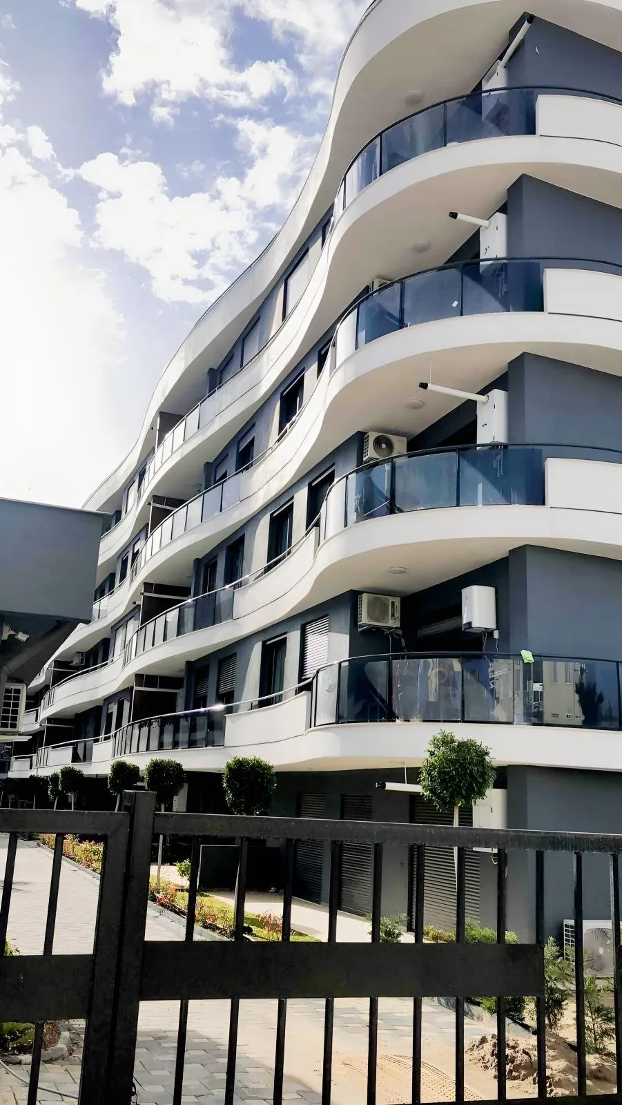 KUŞADASI MERKEZDE D.GAZLI YENİ SİTEDE SATILIK 2+1 DAİRE