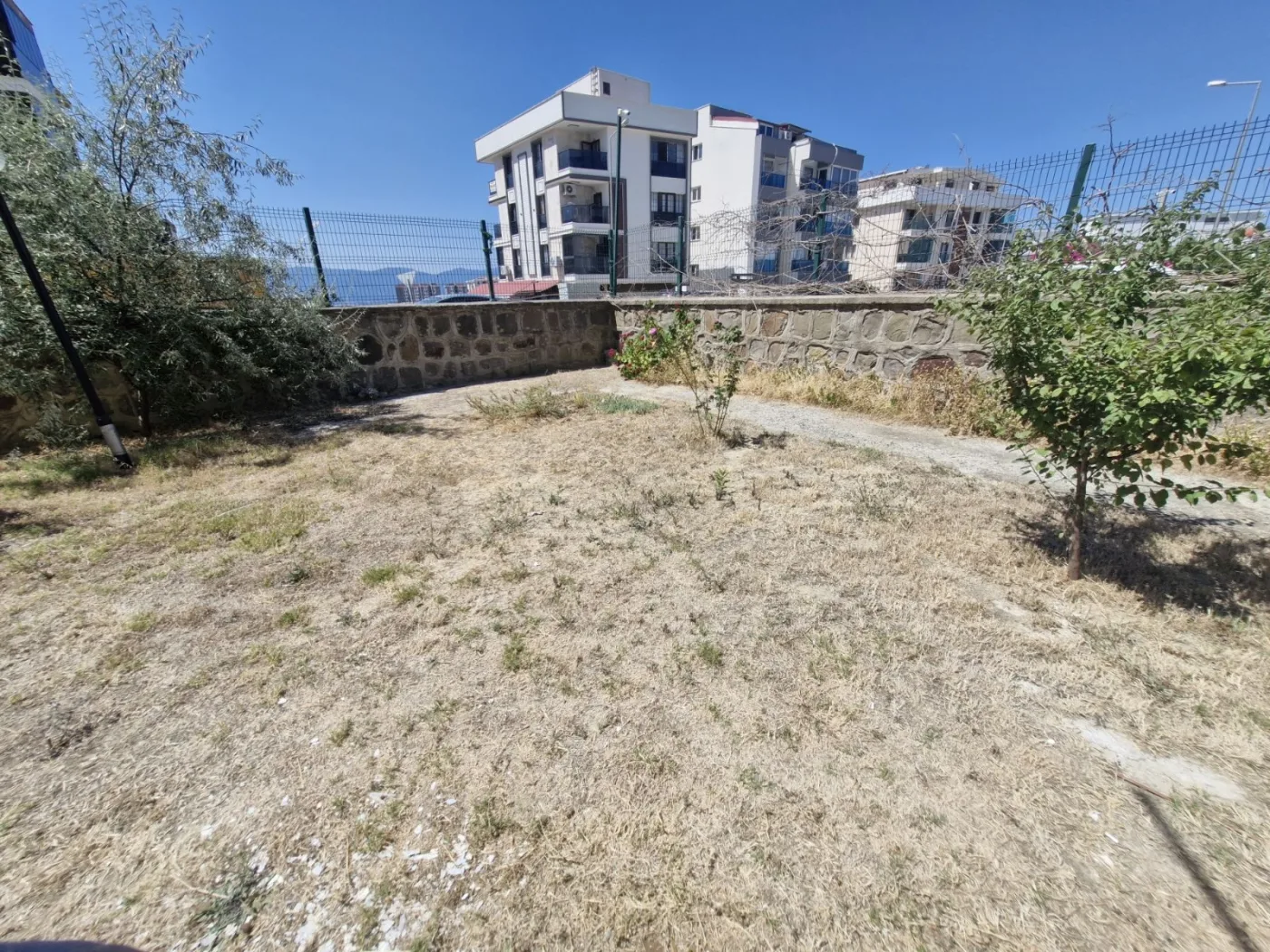 Kuşadası Havuzlu Site İçerisinde Deniz Manzaralı Satılık Daire