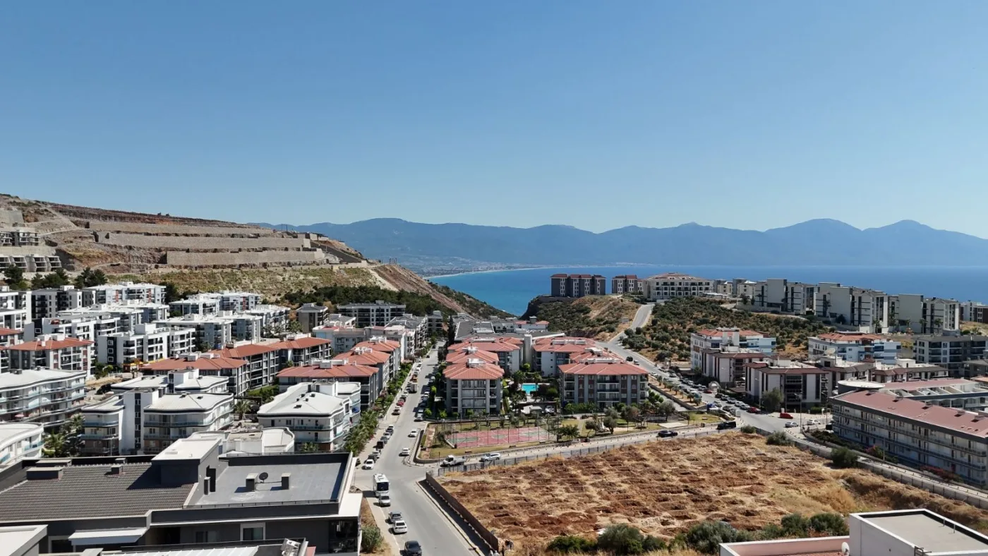 Kuşadası Havuzlu Site İçerisinde Deniz Manzaralı Satılık Daire