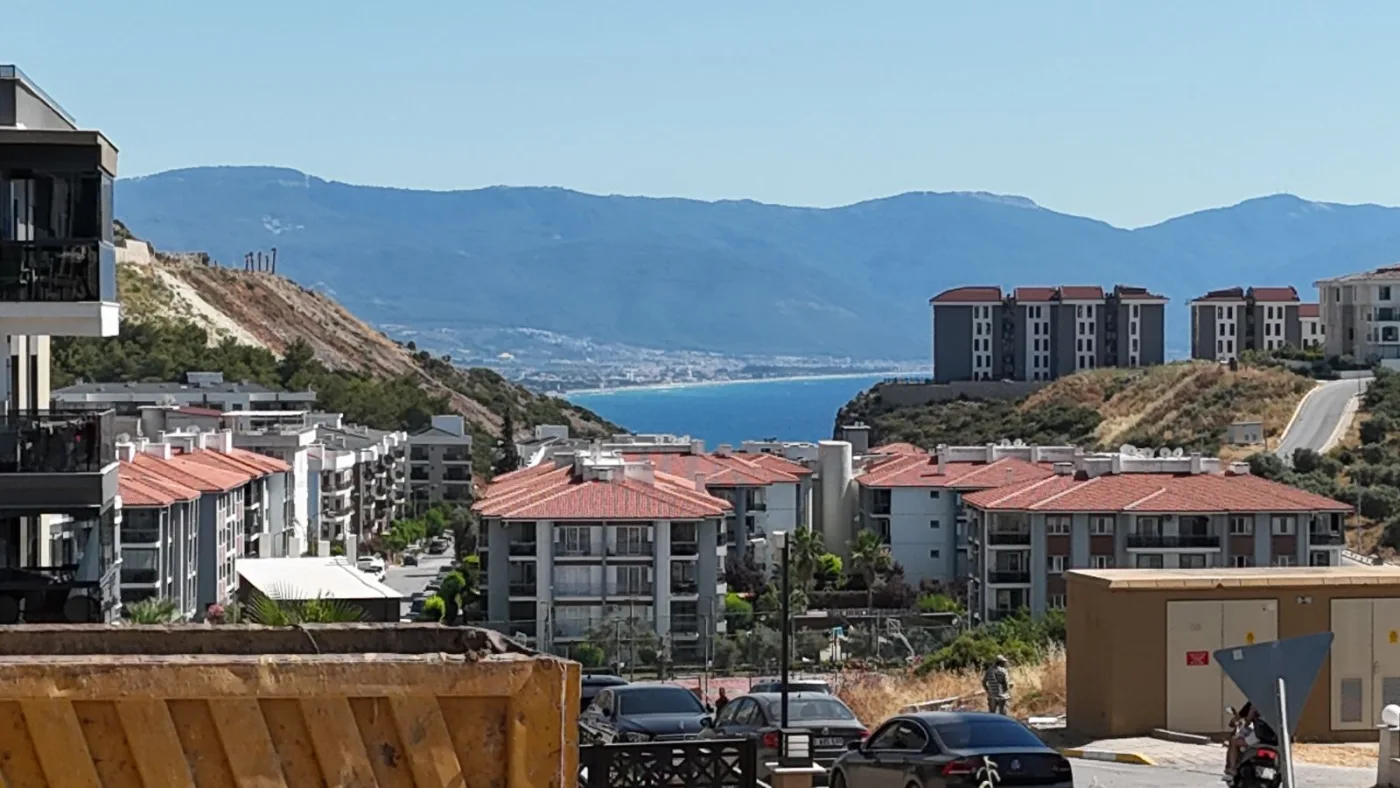 Kuşadası Havuzlu Site İçerisinde Deniz Manzaralı Satılık Daire