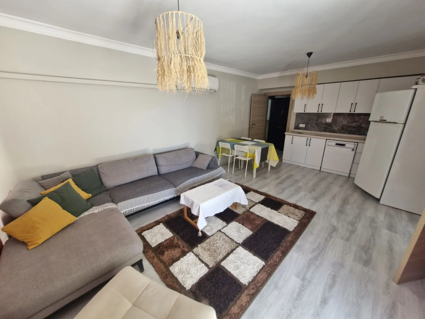 Kuşadası Havuzlu Site İçerisinde Deniz Manzaralı Satılık Daire