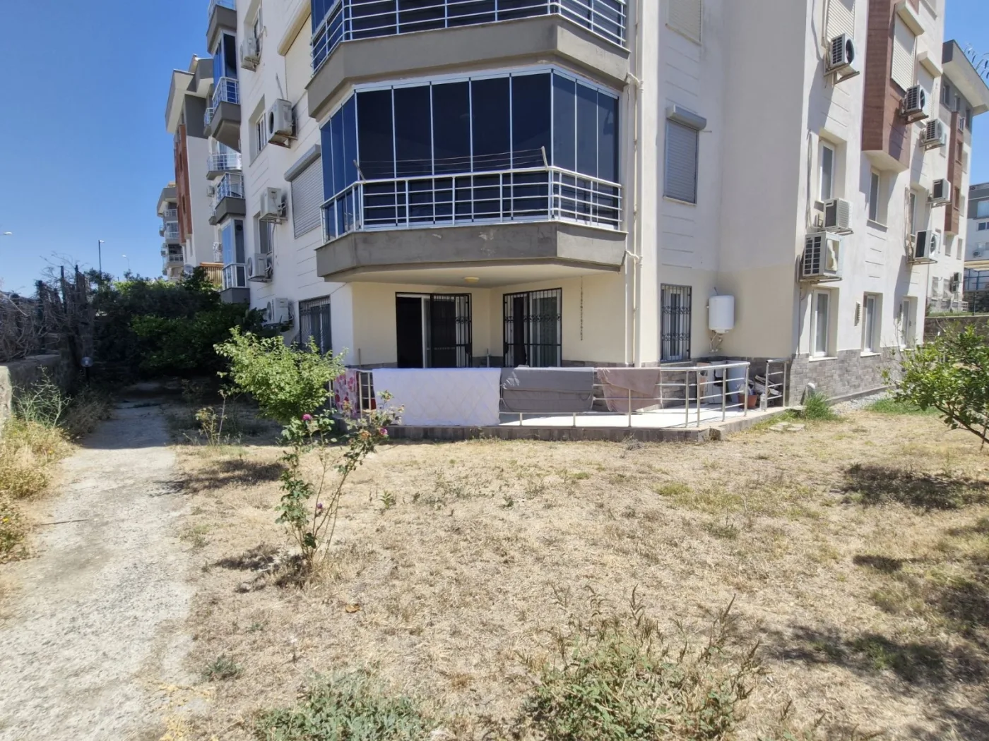 Kuşadası Havuzlu Site İçerisinde Deniz Manzaralı Satılık Daire