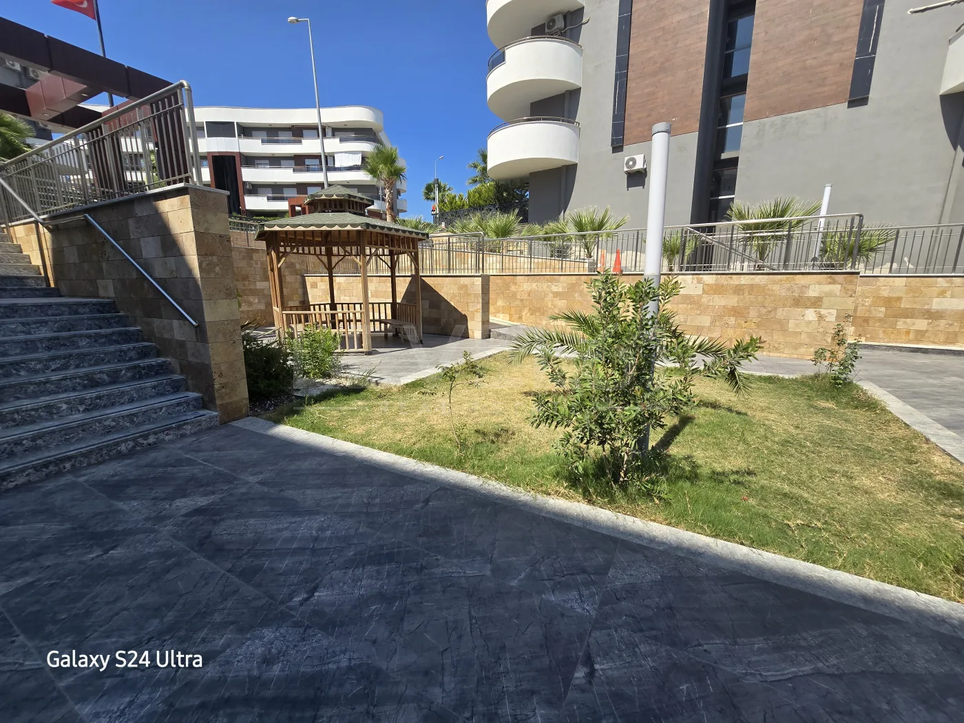 KUŞADASINDA DOGALĞAZLI HAVUZLU SİTE İÇİ KAPALI MUTFAK 3+1 Satılık