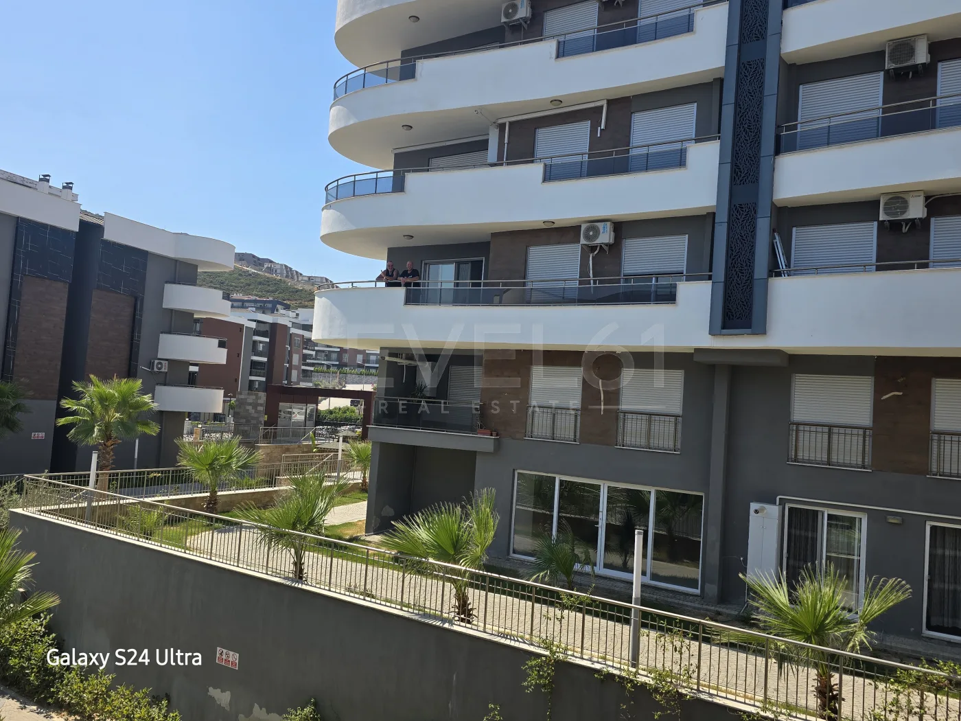 KUŞADASINDA DOGALĞAZLI HAVUZLU SİTE İÇİ KAPALI MUTFAK 3+1 Satılık