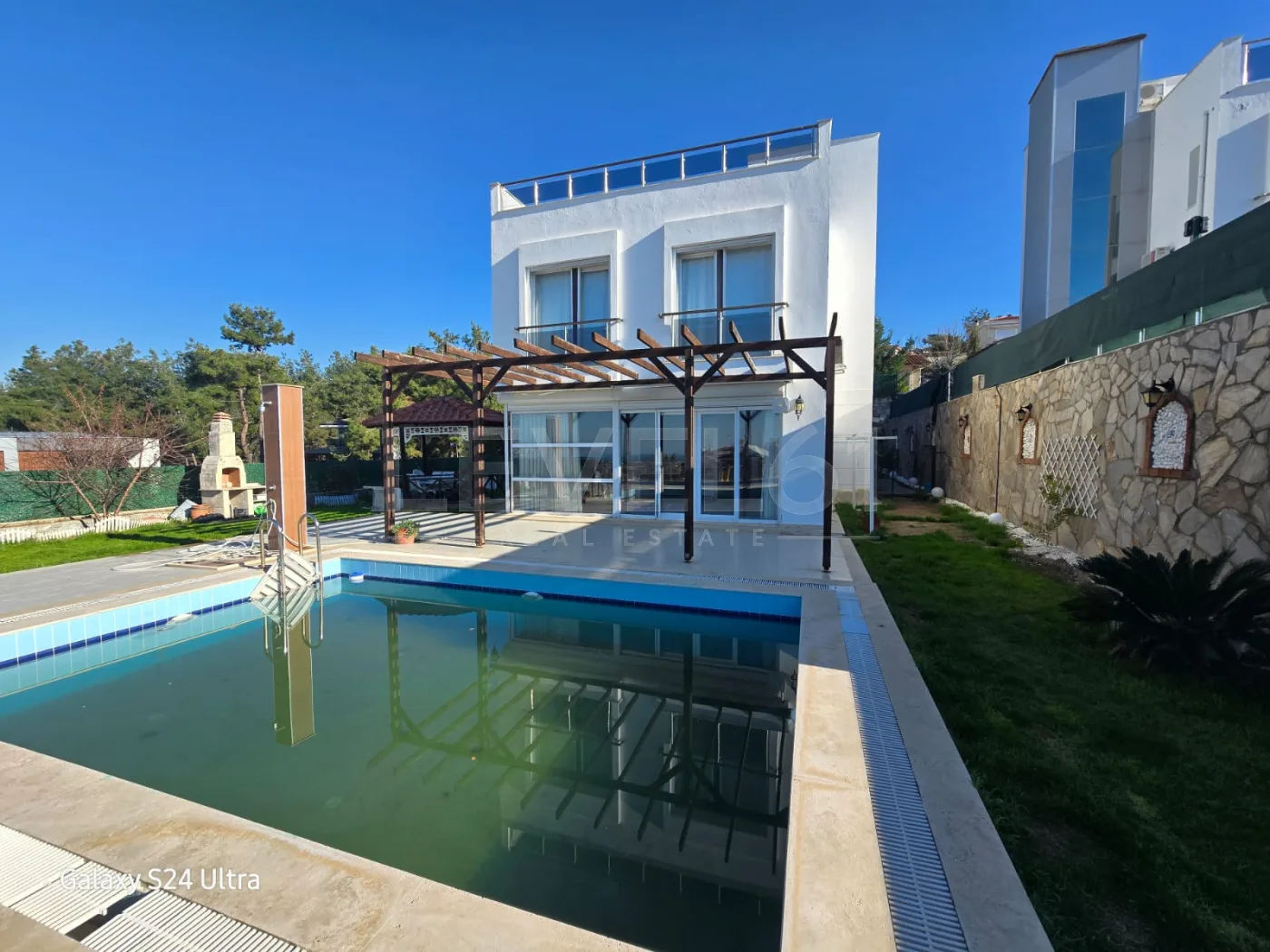 KUŞADASINDA Deniz Manzaralı Müstakil Havuzlu Villa