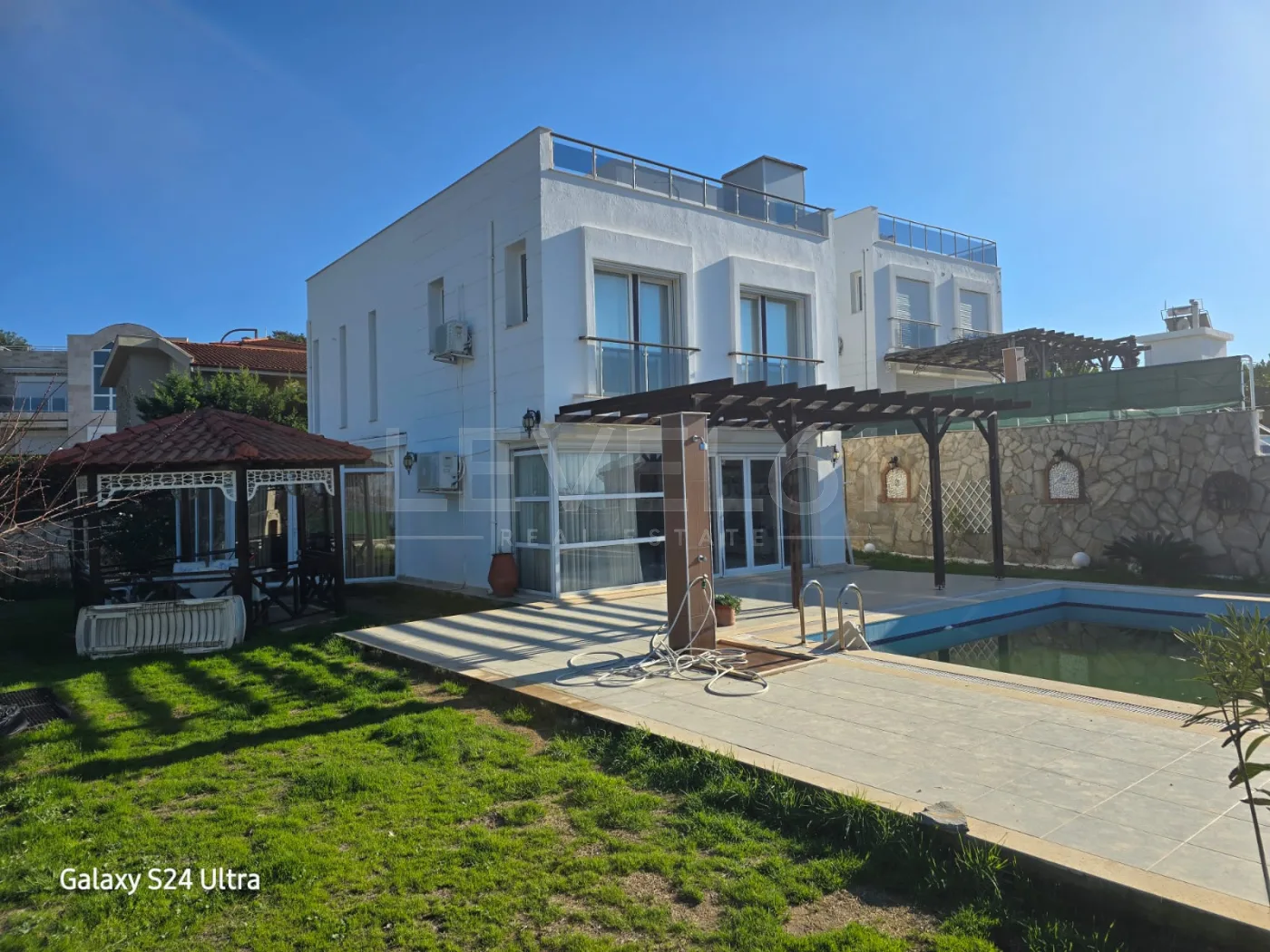 KUŞADASINDA Deniz Manzaralı Müstakil Havuzlu Villa