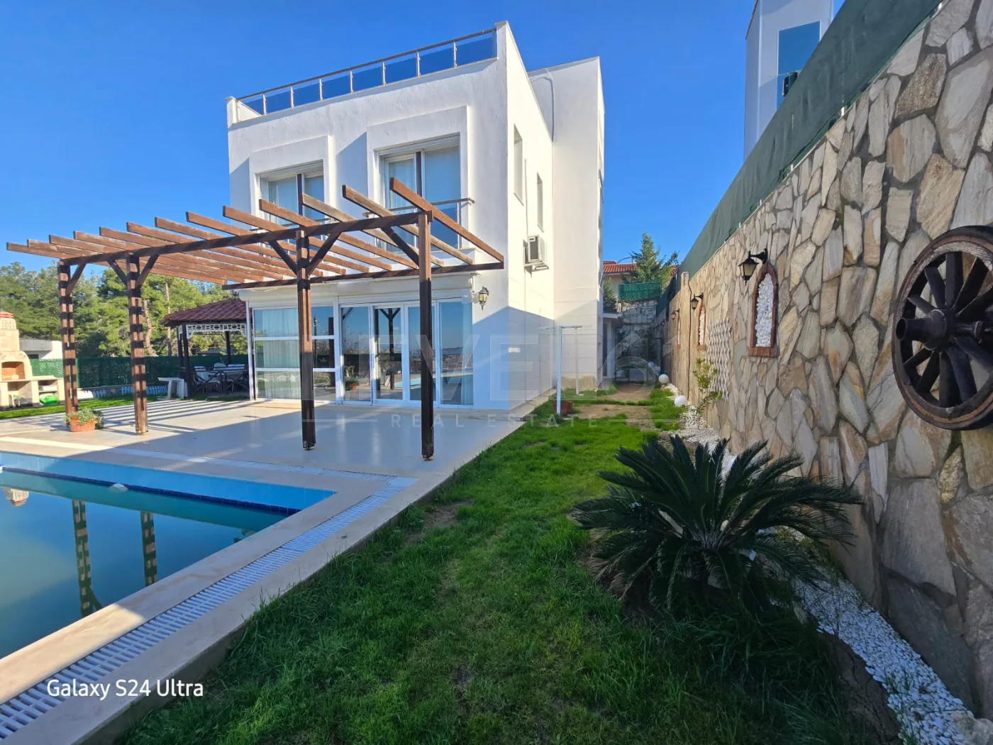 KUŞADASINDA Deniz Manzaralı Müstakil Havuzlu Villa
