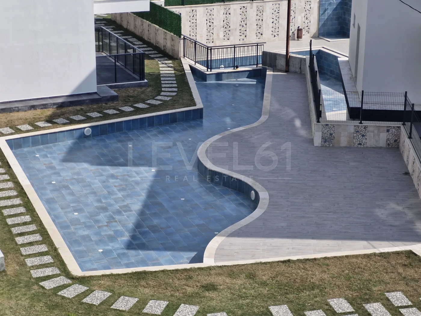Kuşadası Yeni İkiçeşmelik Satılık Kapalı Mutfak 3+1 Daire
