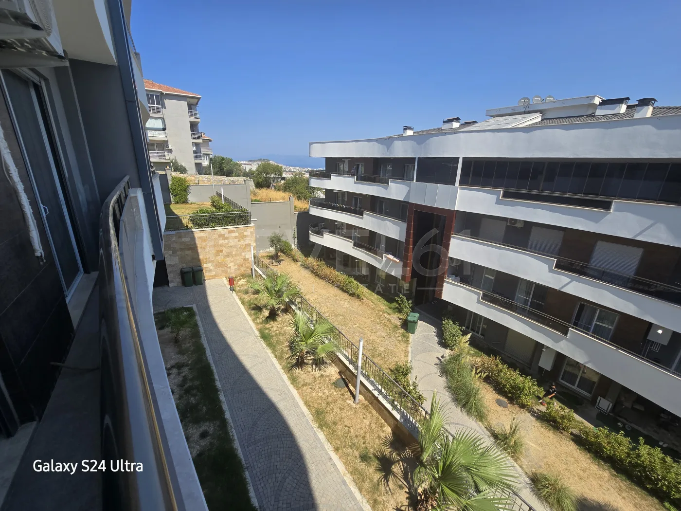 KUŞADASINDA SİTE İÇİ DOGALĞAZLI HAVUZLU SATILIK 2+1 DAİRE