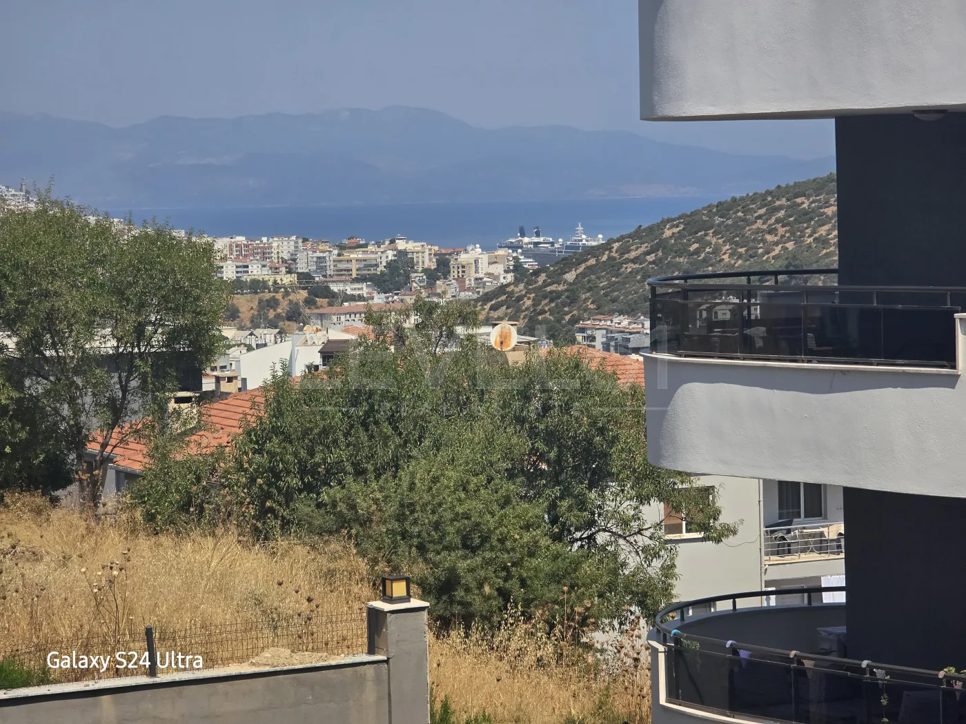 KUŞADASINDA SİTE İÇİ DOGALĞAZLI HAVUZLU SATILIK 2+1 DAİRE