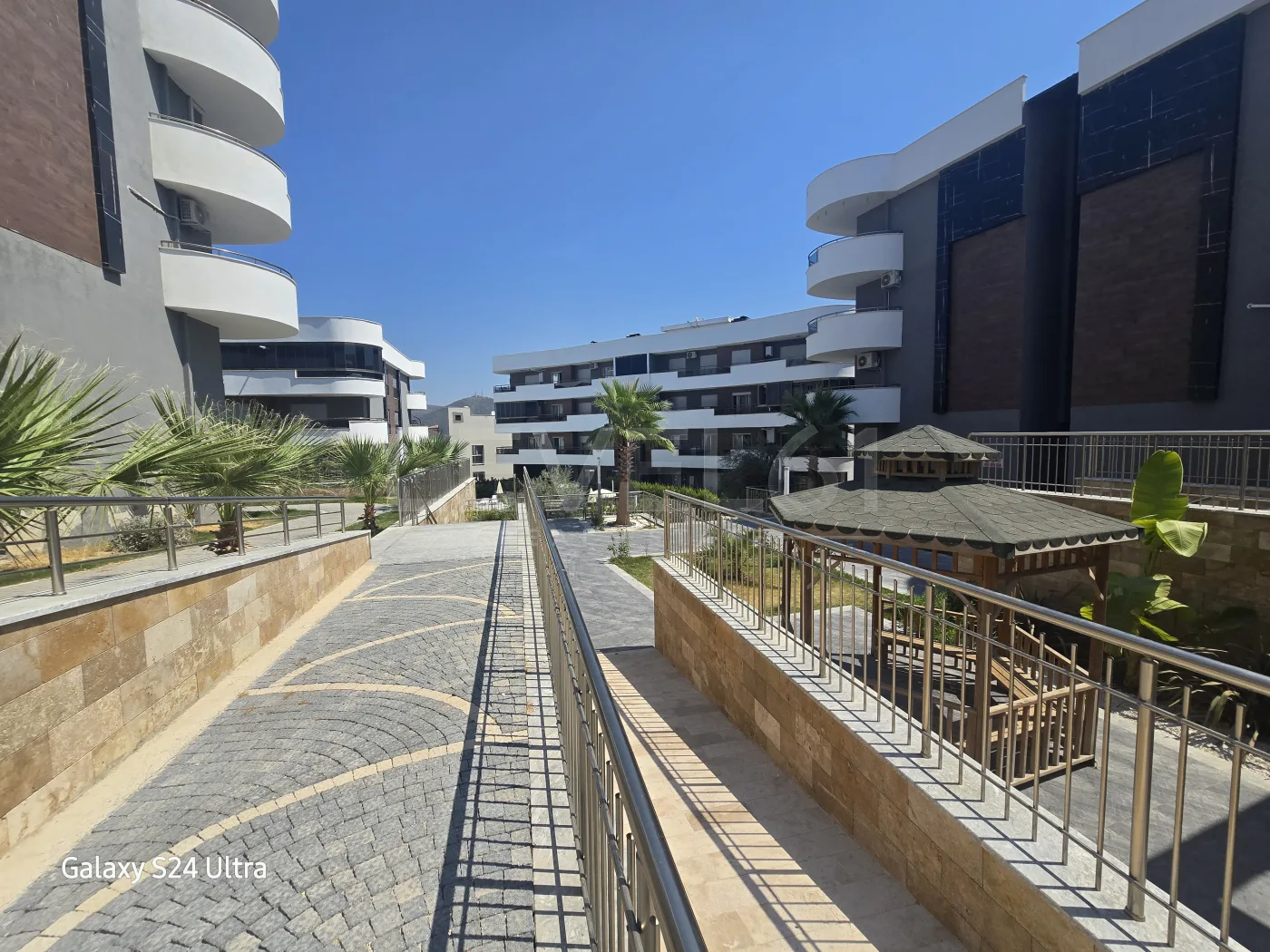 KUŞADASINDA SİTE İÇİ DOGALĞAZLI HAVUZLU SATILIK 2+1 DAİRE