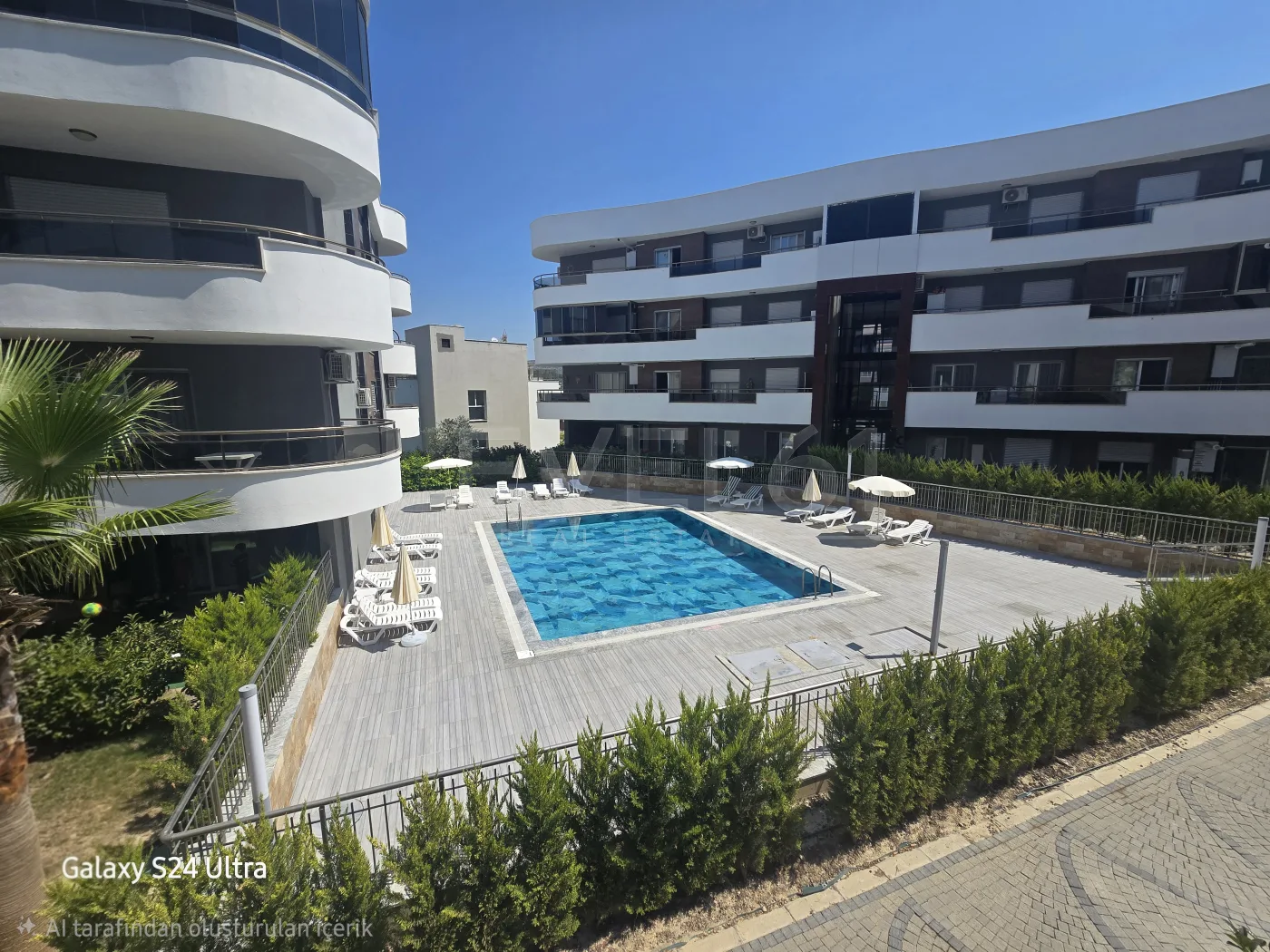 KUŞADASINDA SİTE İÇİ DOGALĞAZLI HAVUZLU SATILIK 2+1 DAİRE