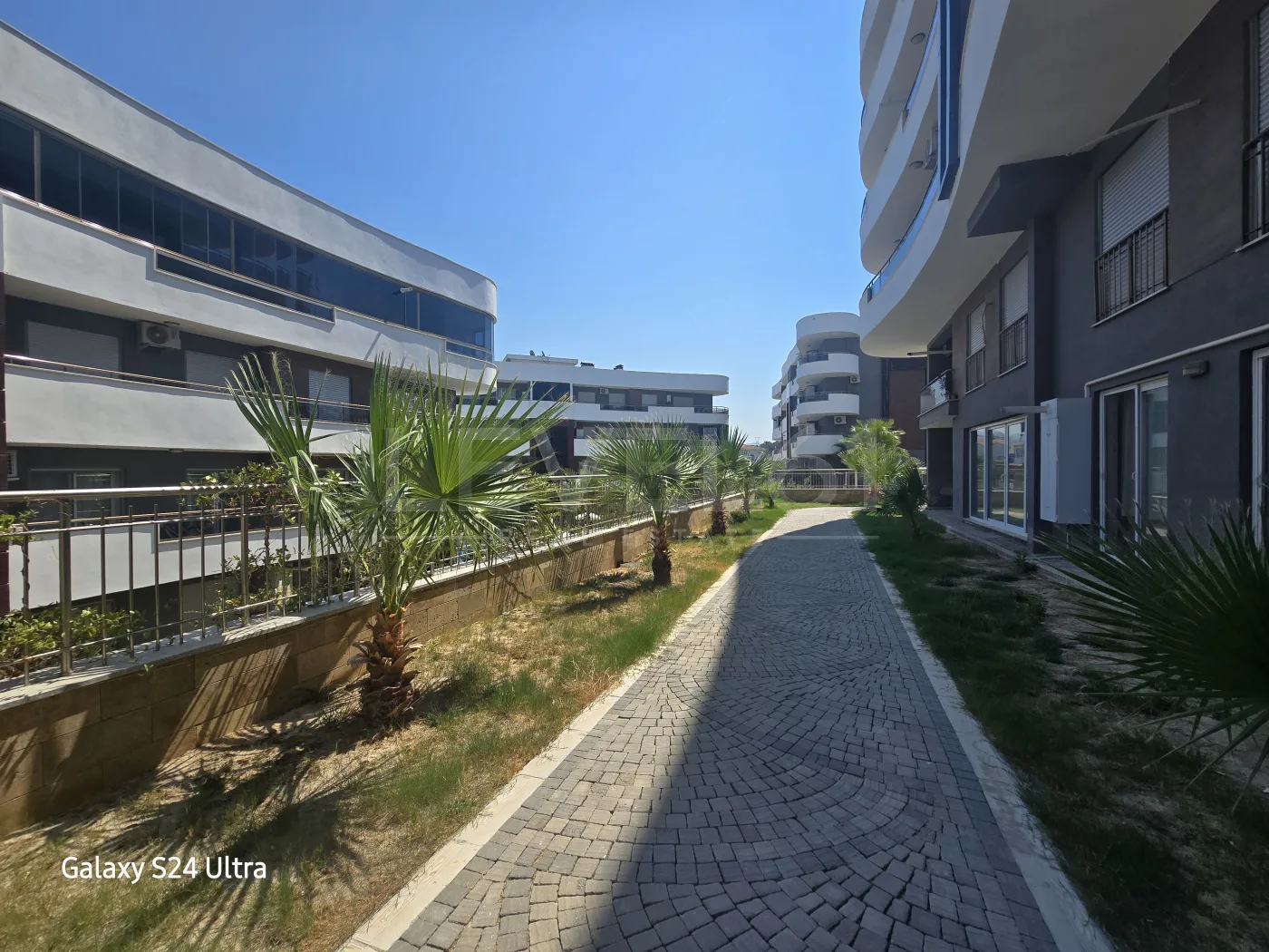 KUŞADASINDA SİTE İÇİ DOGALĞAZLI HAVUZLU SATILIK 2+1 DAİRE