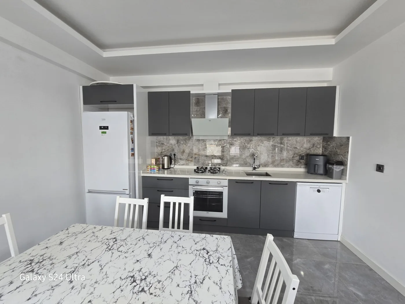 KUŞADASINDA SİTE İÇİ DOGALĞAZLI HAVUZLU SATILIK 2+1 DAİRE