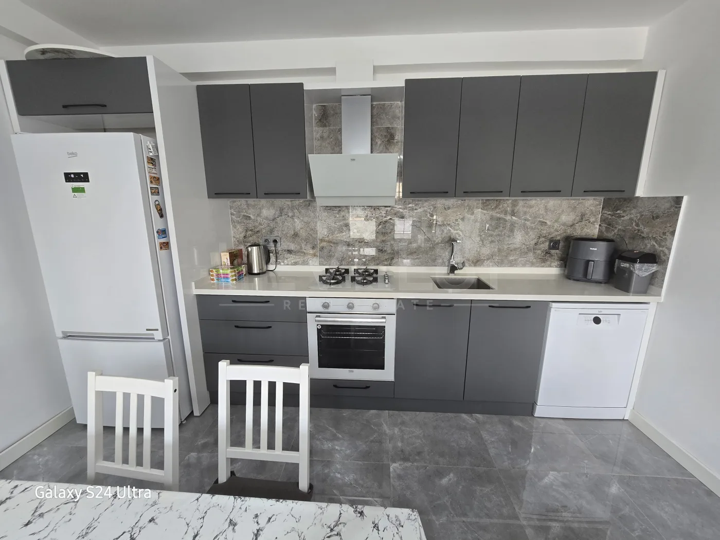 KUŞADASINDA SİTE İÇİ DOGALĞAZLI HAVUZLU SATILIK 2+1 DAİRE