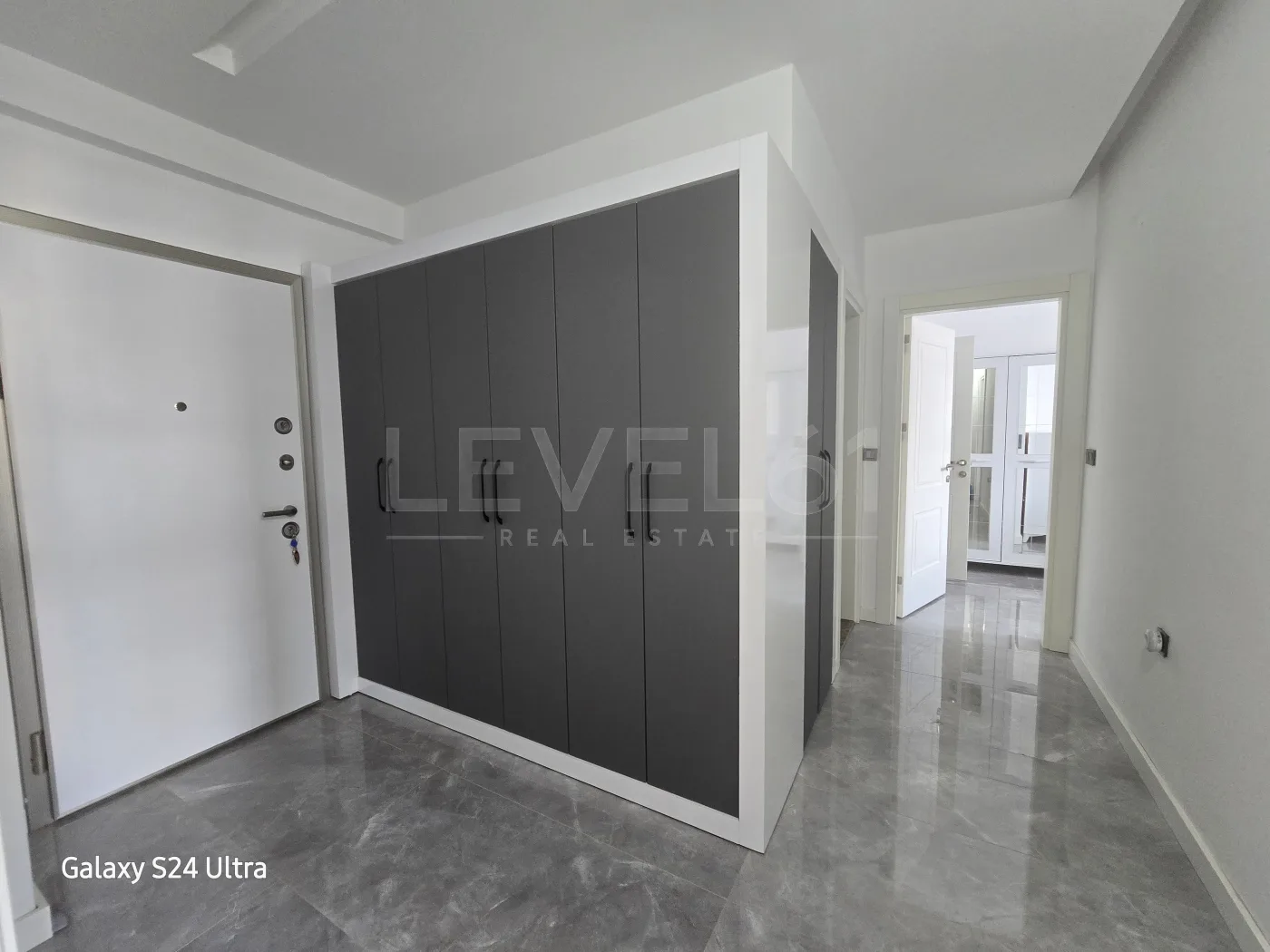 KUŞADASINDA SİTE İÇİ DOGALĞAZLI HAVUZLU SATILIK 2+1 DAİRE