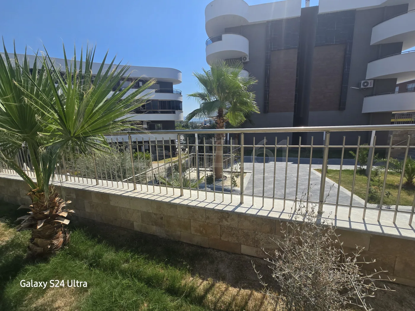 KUŞADASINDA SİTE İÇİ DOGALĞAZLI HAVUZLU SATILIK 2+1 DAİRE