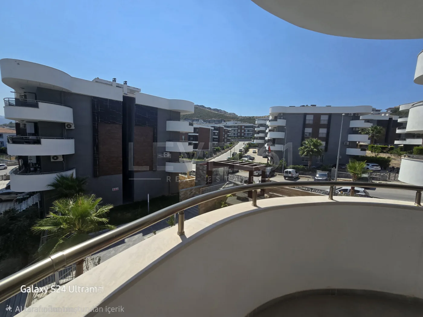 KUŞADASINDA SİTE İÇİ DOGALĞAZLI HAVUZLU SATILIK 2+1 DAİRE