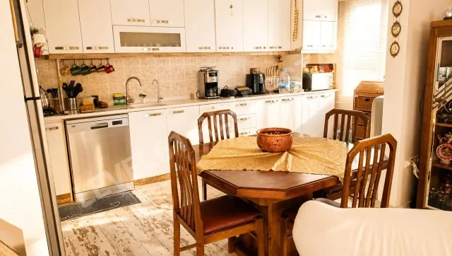 KUŞADASI DEĞİRMENDERE'DE BAKIMLI, DENİZ MANZARALI 3+1 SATILIK