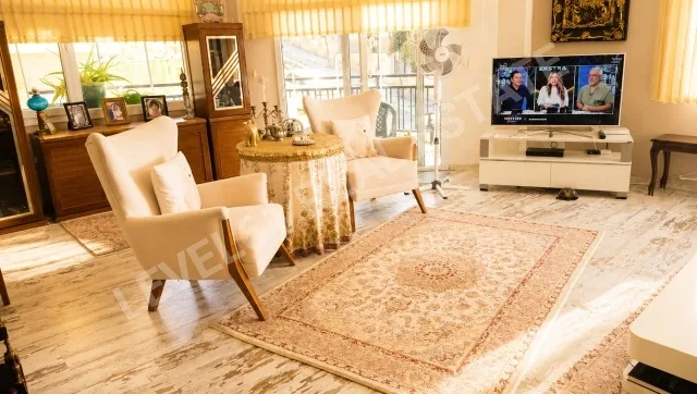 KUŞADASI DEĞİRMENDERE'DE BAKIMLI, DENİZ MANZARALI 3+1 SATILIK