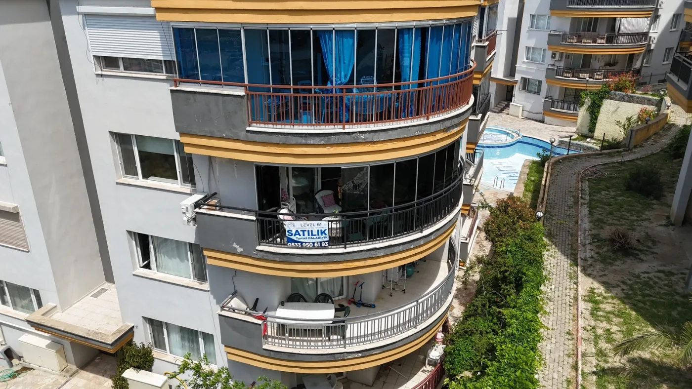 KUŞADASI DEĞİRMENDERE'DE BAKIMLI, DENİZ MANZARALI 3+1 SATILIK