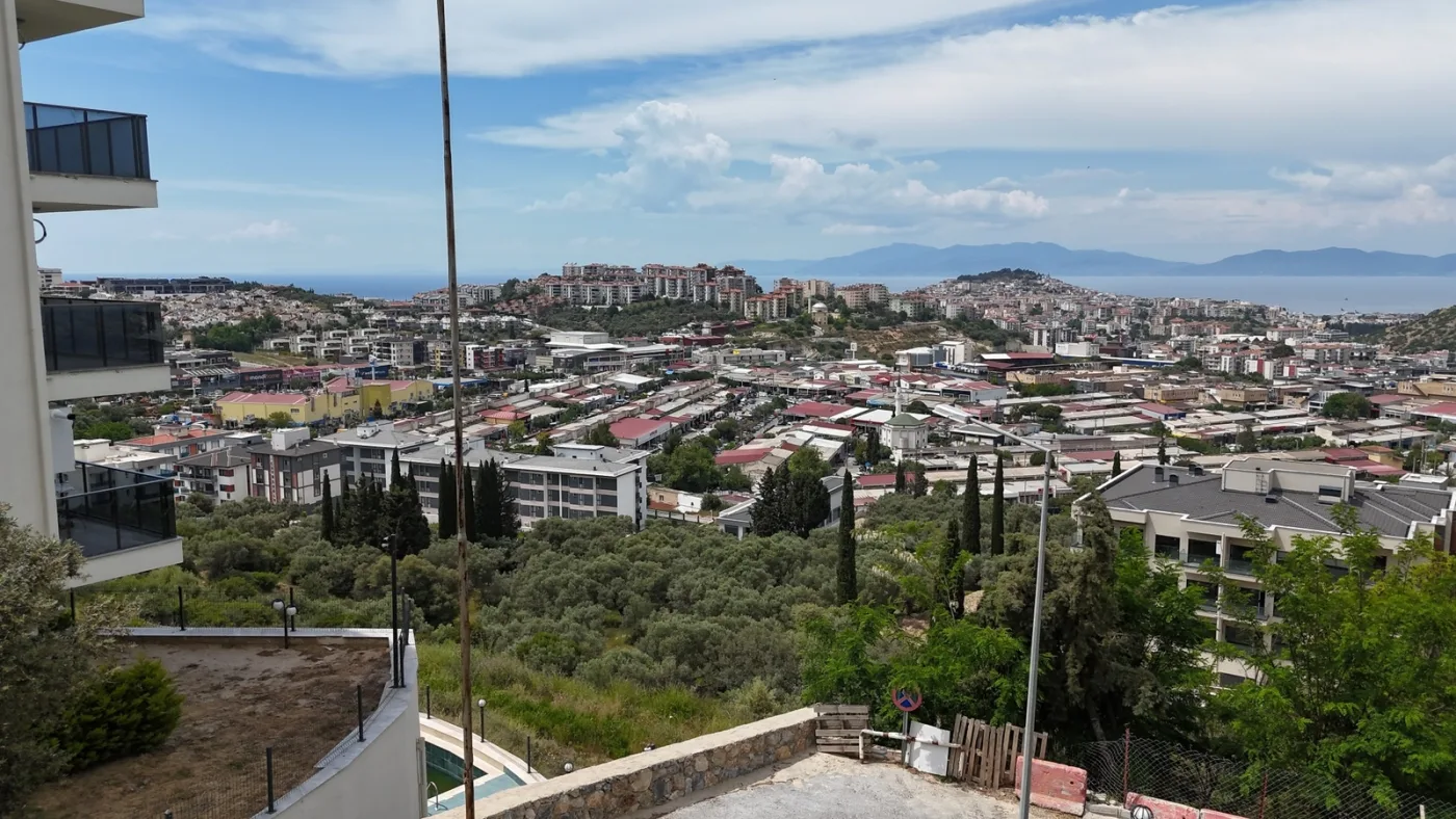 KUŞADASI DEĞİRMENDERE'DE BAKIMLI, DENİZ MANZARALI 3+1 SATILIK