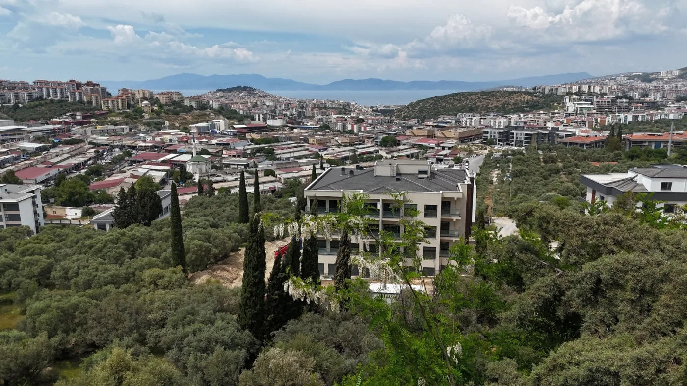 KUŞADASI DEĞİRMENDERE'DE BAKIMLI, DENİZ MANZARALI 3+1 SATILIK