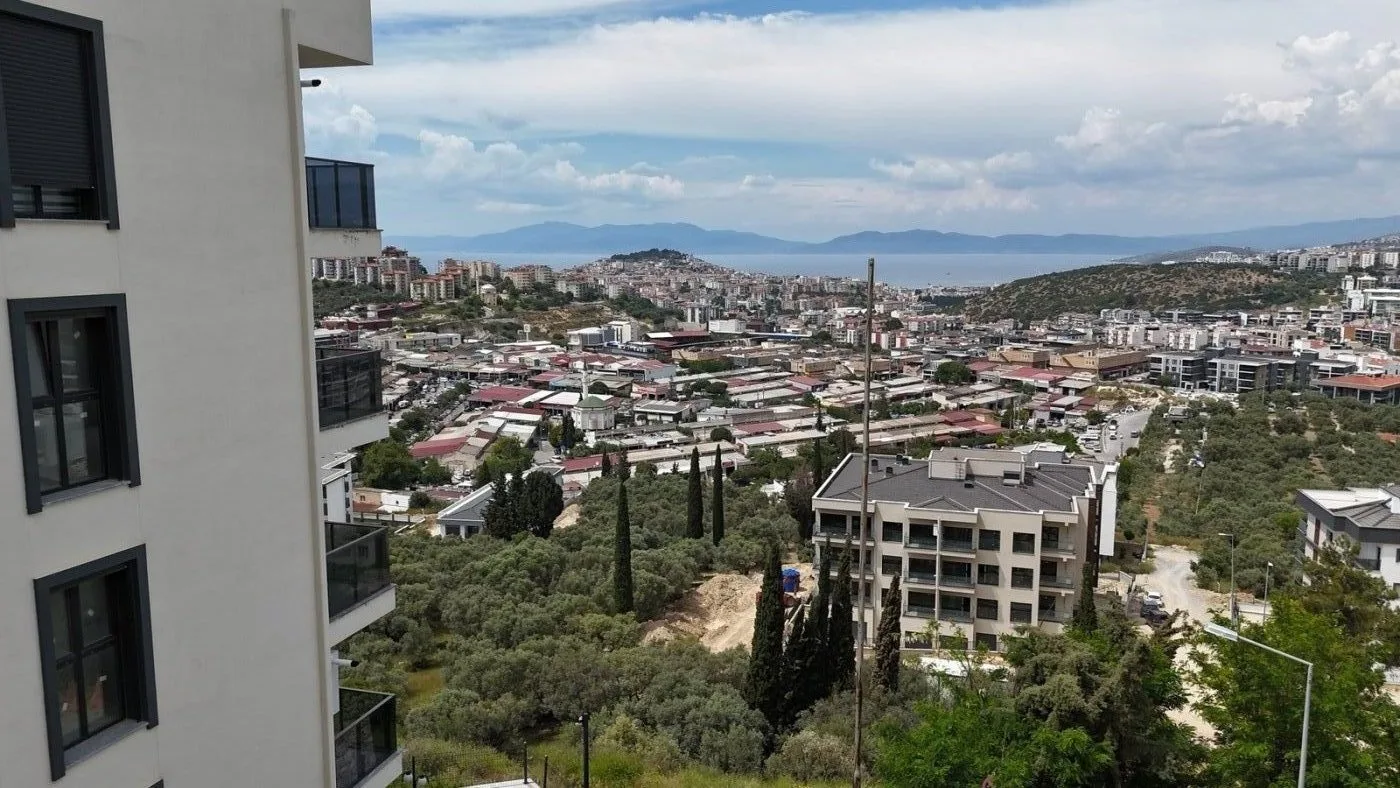 KUŞADASI DEĞİRMENDERE'DE BAKIMLI, DENİZ MANZARALI 3+1 SATILIK