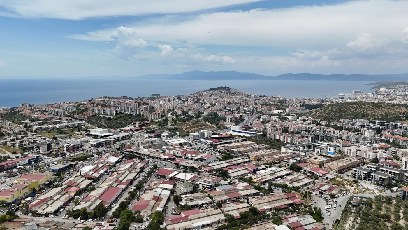 KUŞADASI DEĞİRMENDERE'DE BAKIMLI, DENİZ MANZARALI 3+1 SATILIK