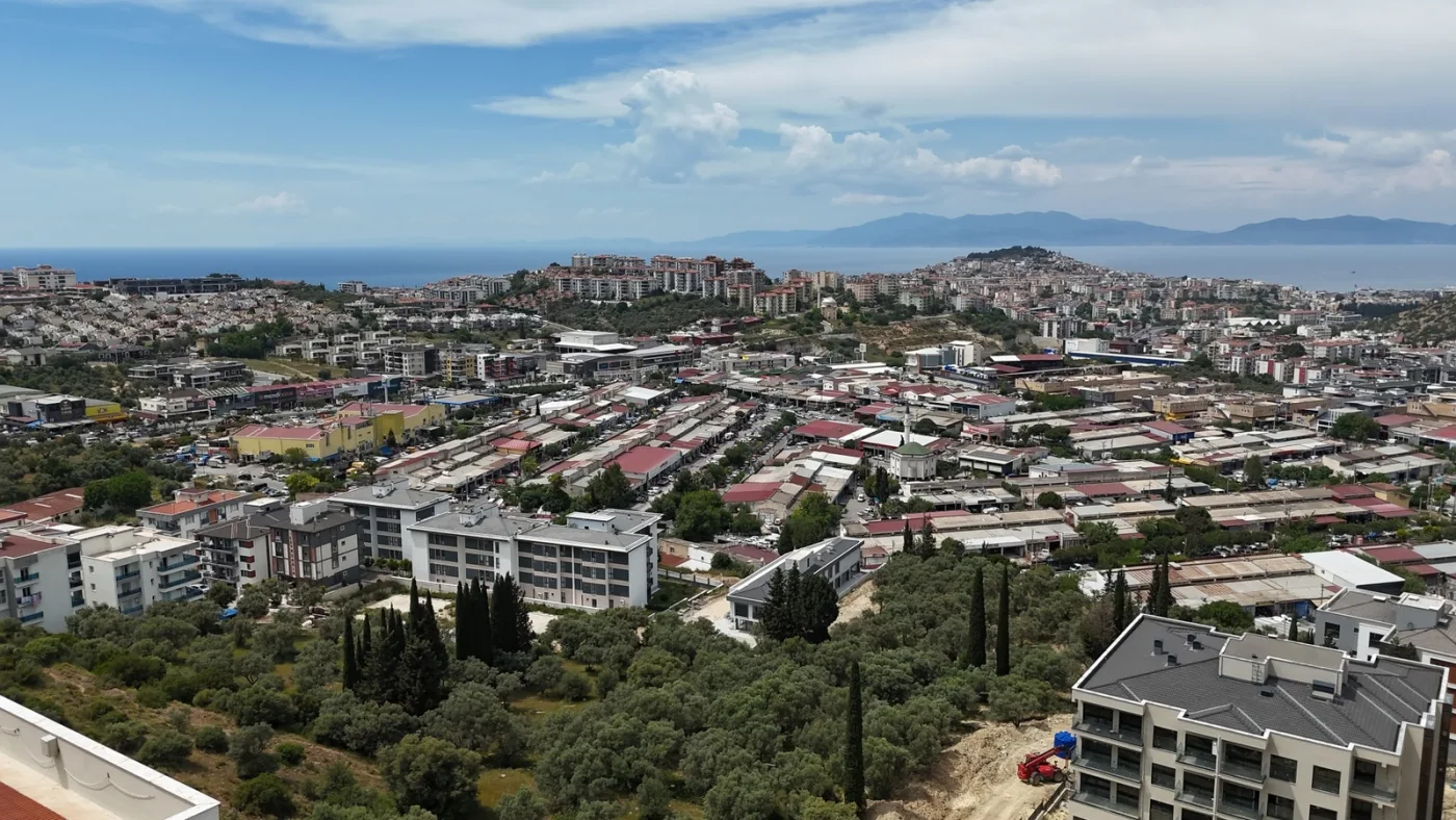 KUŞADASI DEĞİRMENDERE'DE BAKIMLI, DENİZ MANZARALI 3+1 SATILIK