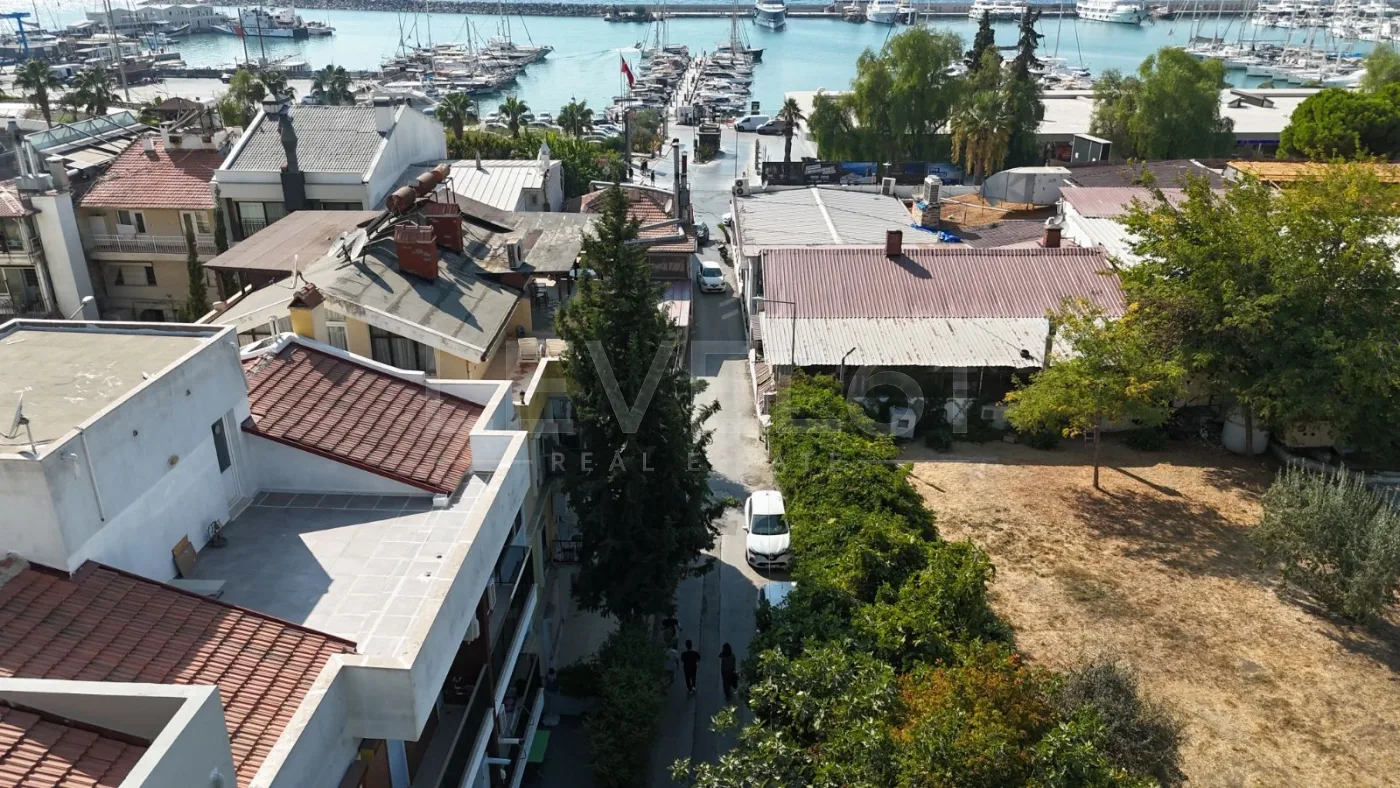 Kuşadası Marinaya Sadece 30 Adım Satılık Geniş 1+ 1 Daire
