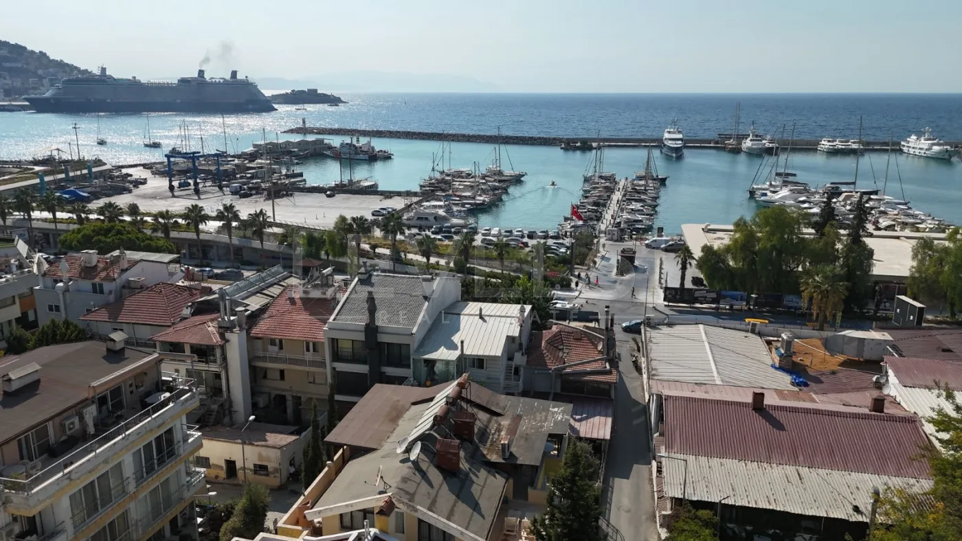 Kuşadası Marinaya Sadece 30 Adım Satılık Geniş 1+ 1 Daire