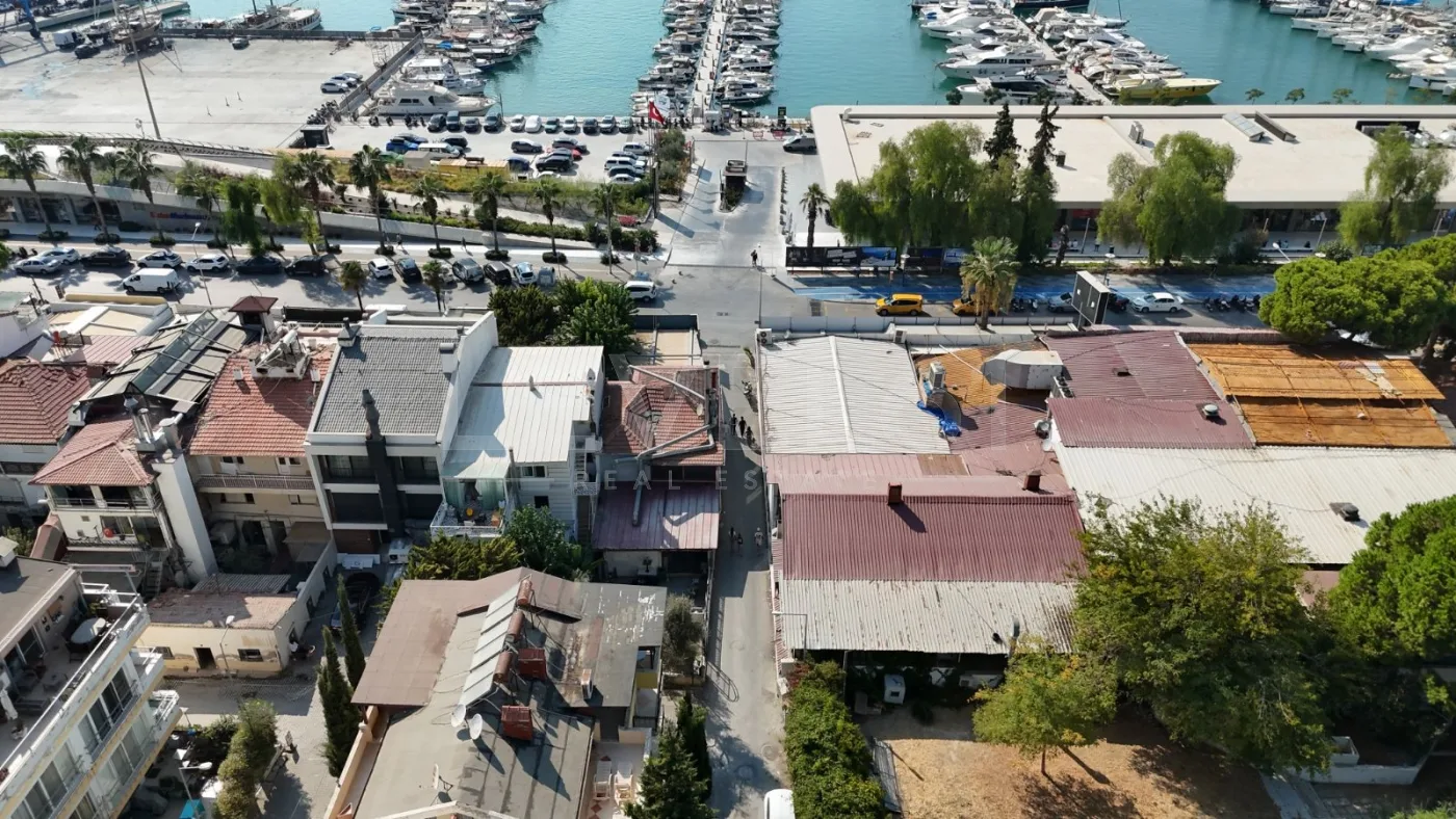 Kuşadası Marinaya Sadece 30 Adım Satılık Geniş 1+ 1 Daire