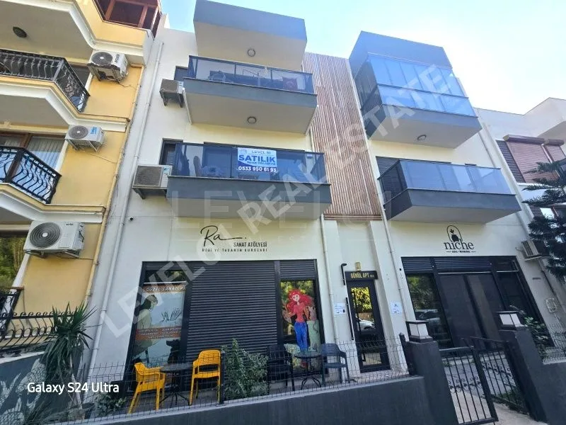 Kuşadası Marinaya Sadece 30 Adım Satılık Geniş 1+ 1 Daire