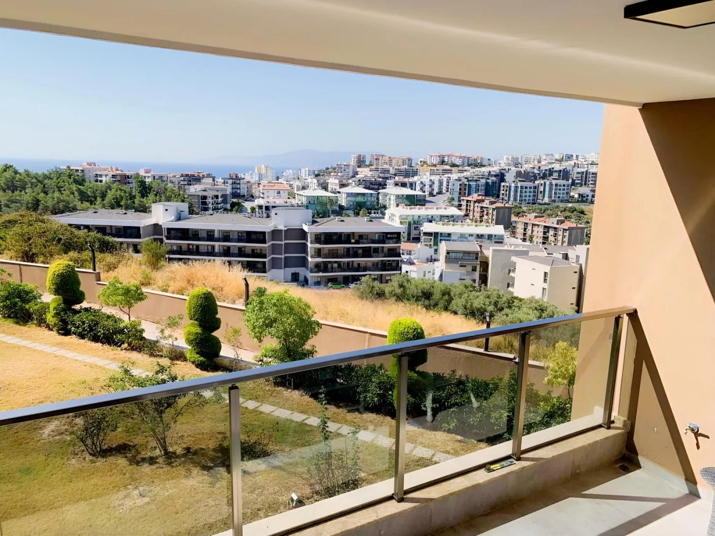 KUŞADASI'nda DENİZ MANZARALI 2+1 SATILIK DAİRE