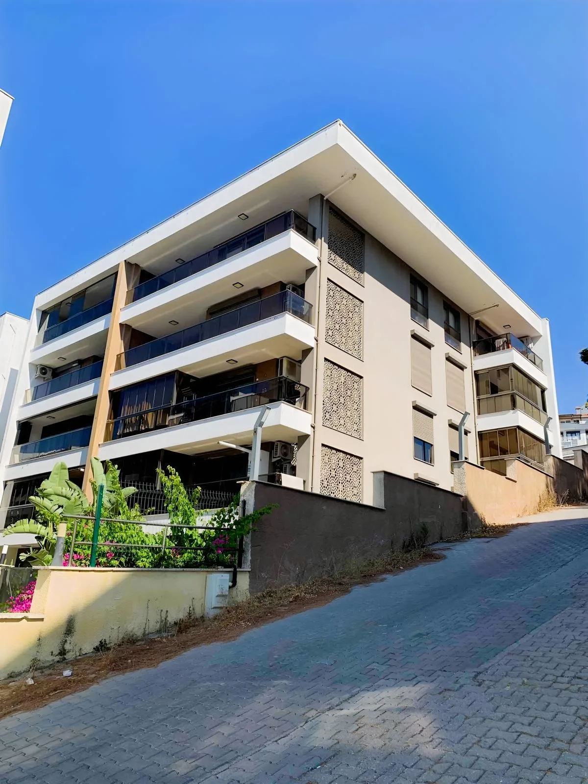 KUŞADASI'nda DENİZ MANZARALI 2+1 SATILIK DAİRE