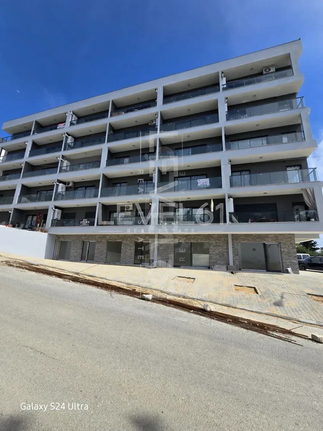 KUŞADASI KADINLAR DENİZİNDE DENİZ MANZARALI DOGALĞAZLI SATILIK2+1 DAİRE