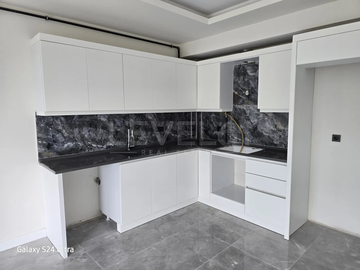 KUŞADASI KADINLAR DENİZİNDE DENİZ MANZARALI DOGALĞAZLI SATILIK2+1 DAİRE