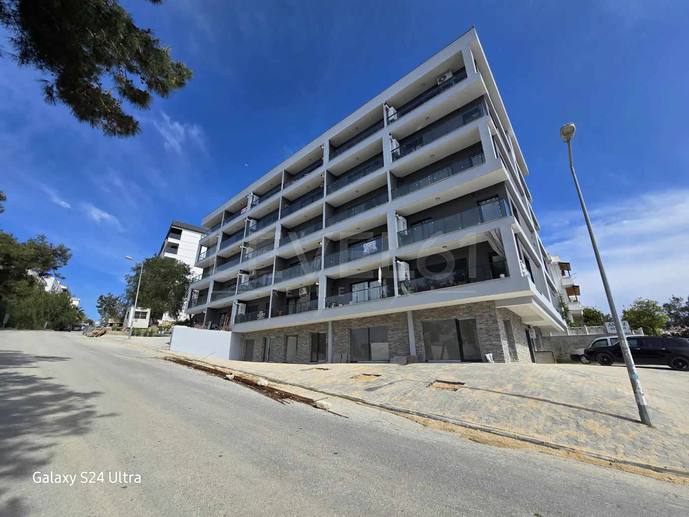 KUŞADASI KADINLAR DENİZİNDE DENİZ MANZARALI DOGALĞAZLI SATILIK2+1 DAİRE