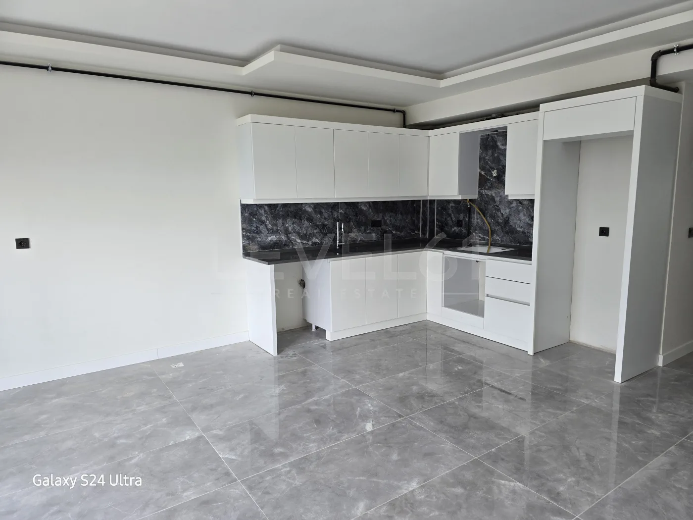 KUŞADASI KADINLAR DENİZİNDE DENİZ MANZARALI DOGALĞAZLI SATILIK2+1 DAİRE