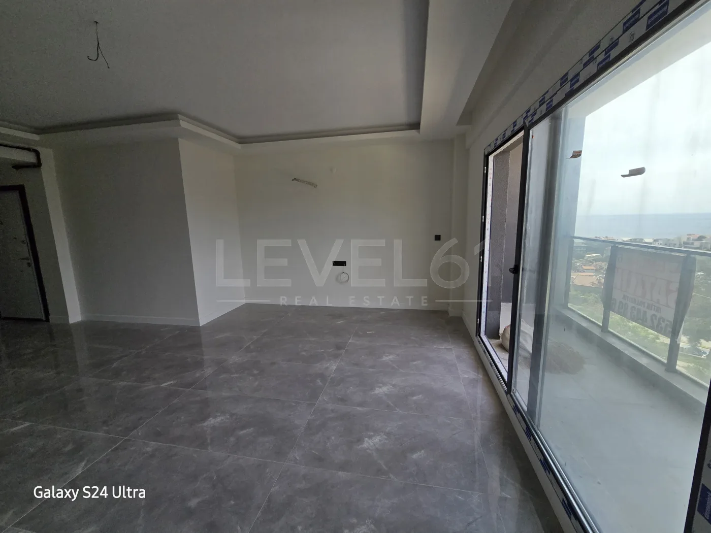 KUŞADASI KADINLAR DENİZİNDE DENİZ MANZARALI DOGALĞAZLI SATILIK2+1 DAİRE