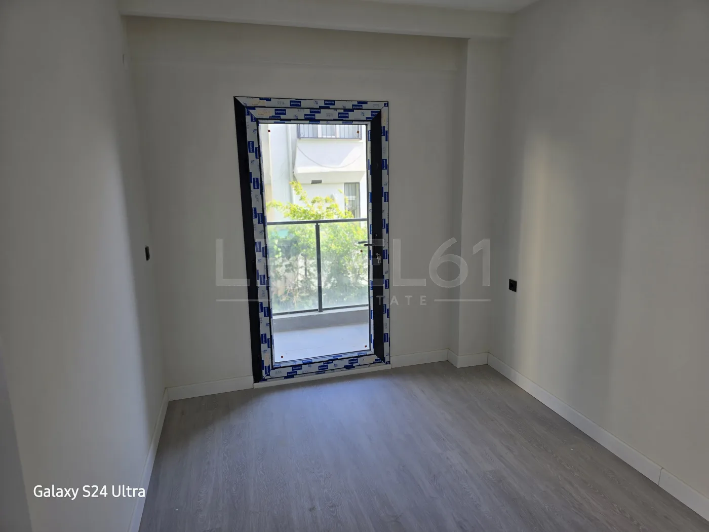 KUŞADASI KADINLAR DENİZİNDE DENİZ MANZARALI DOGALĞAZLI SATILIK2+1 DAİRE