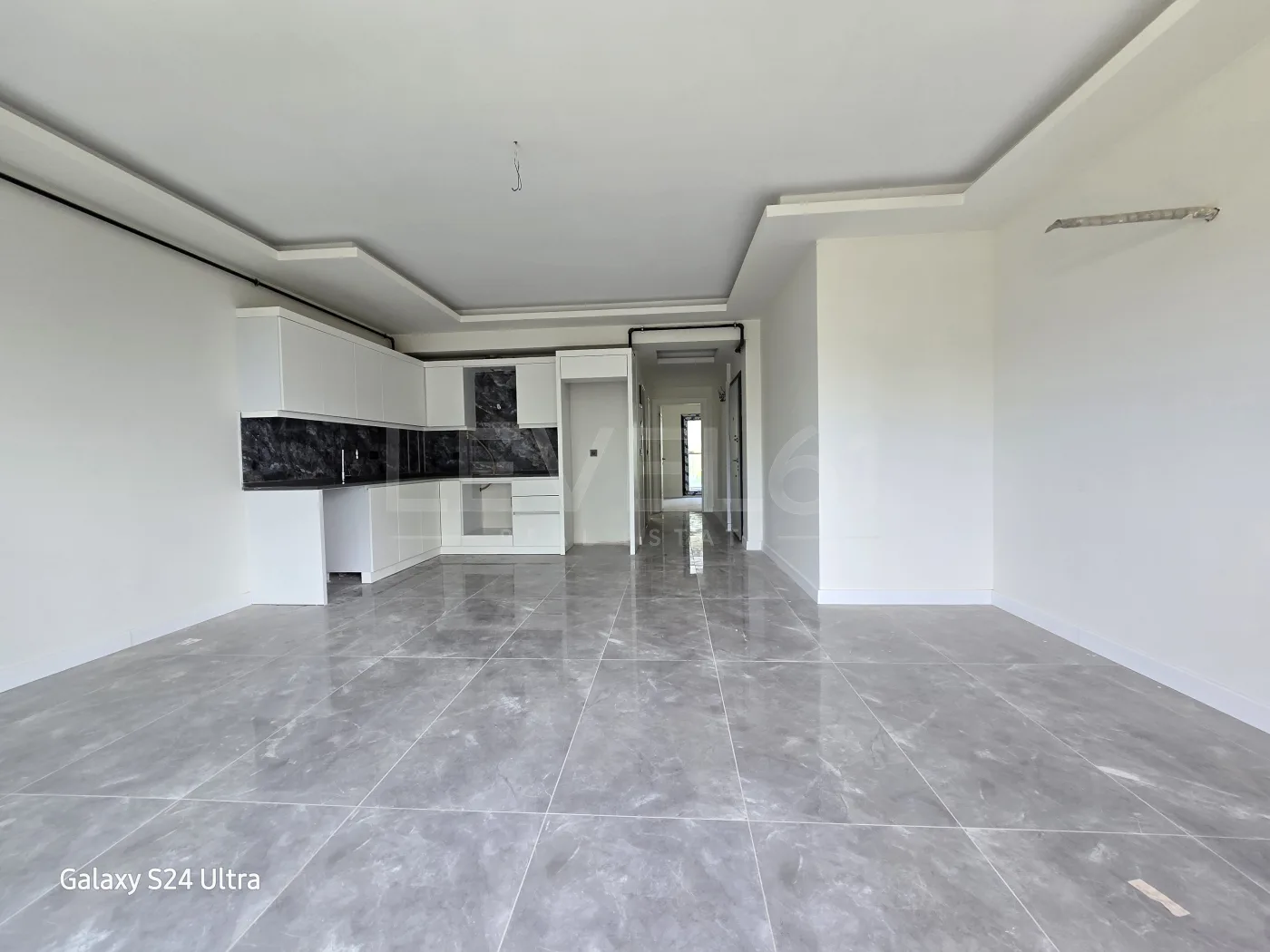 KUŞADASI KADINLAR DENİZİNDE DENİZ MANZARALI DOGALĞAZLI SATILIK2+1 DAİRE