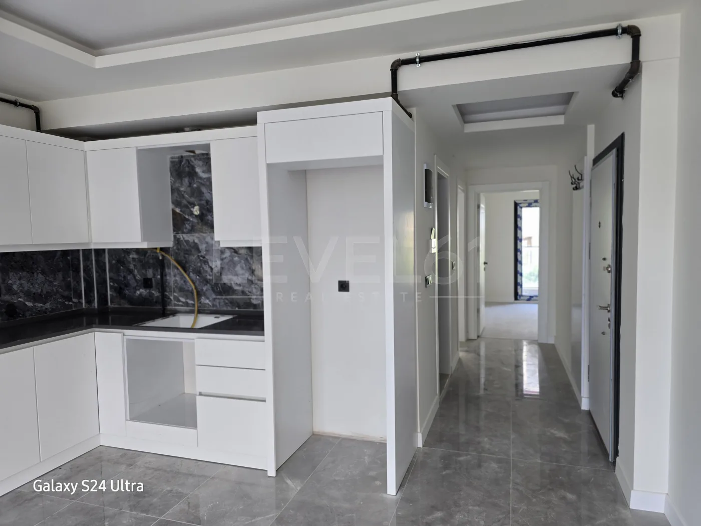 KUŞADASI KADINLAR DENİZİNDE DENİZ MANZARALI DOGALĞAZLI SATILIK2+1 DAİRE