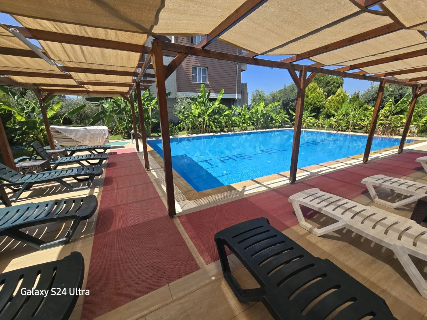 KUŞADASI DAVUTLARDA HAVUZLU KİRALIK 1+1DAİRE
