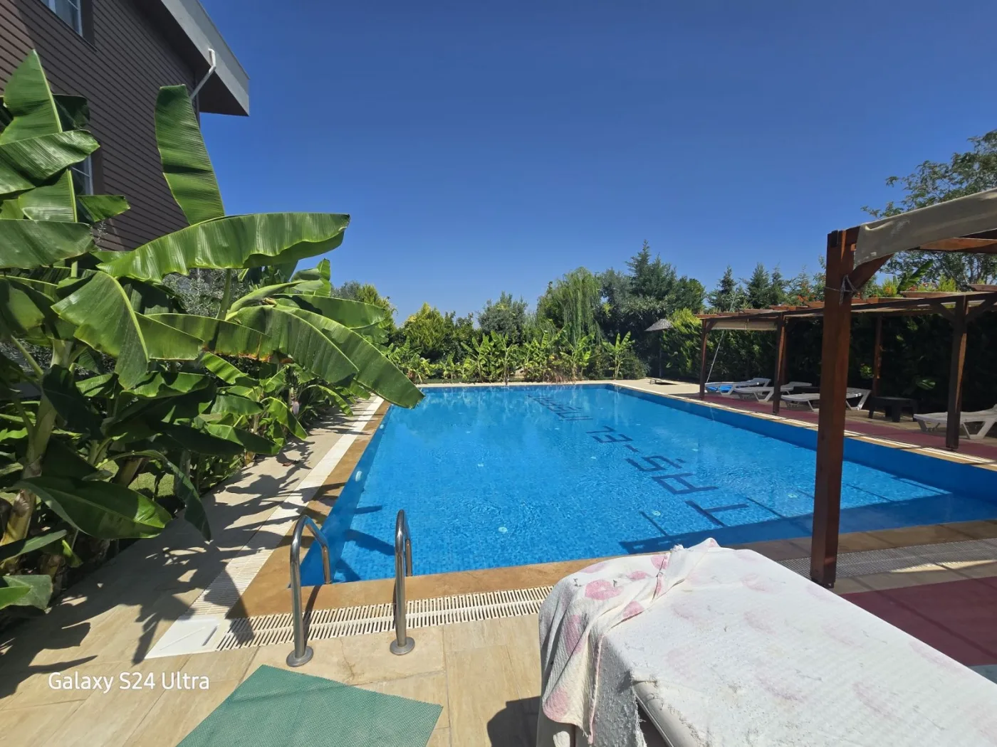 KUŞADASI DAVUTLARDA HAVUZLU KİRALIK 1+1DAİRE