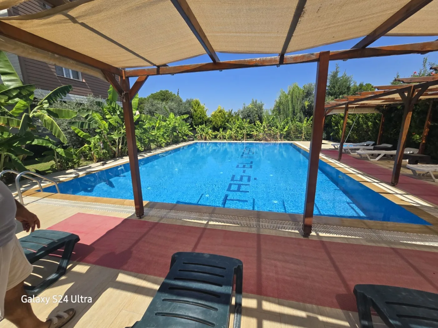KUŞADASI DAVUTLARDA HAVUZLU KİRALIK 1+1DAİRE