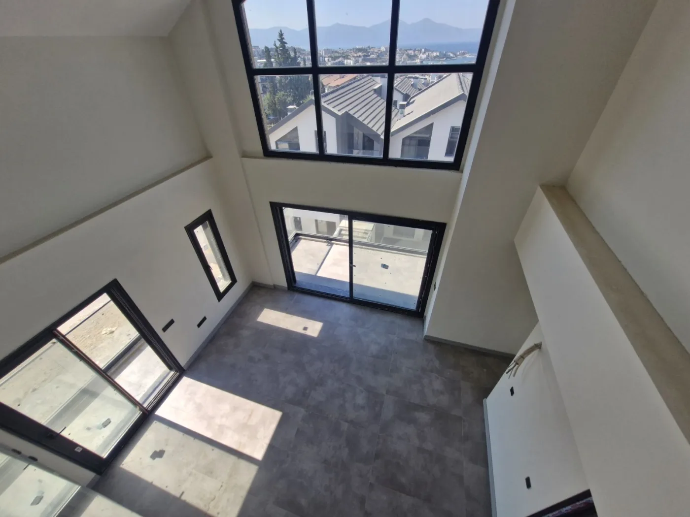 Kuşadası Merkeze Yakın Deniz Manzaralı Lüks 2+ 1 Loft Daire