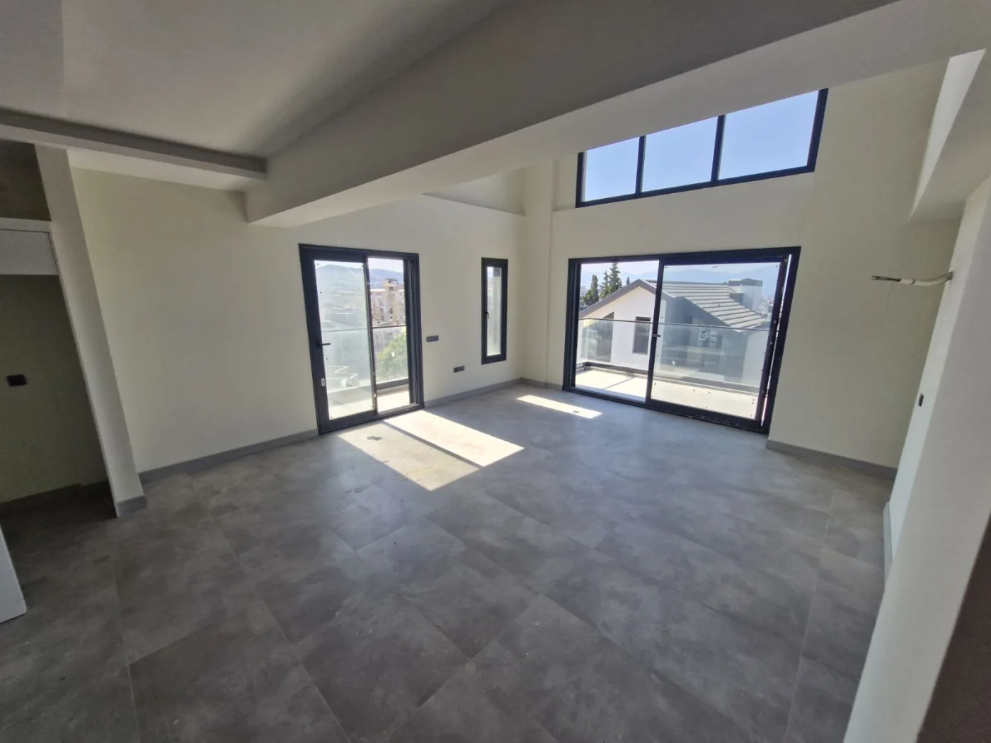 Kuşadası Merkeze Yakın Deniz Manzaralı Lüks 2+ 1 Loft Daire